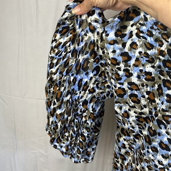 Umgee Small Open Sleeve Animal Print Blouse Like New - Picture 4 of 9